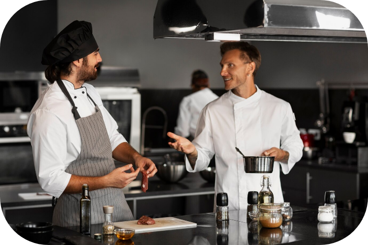 deux chefs de cuisine travaillant ensemble